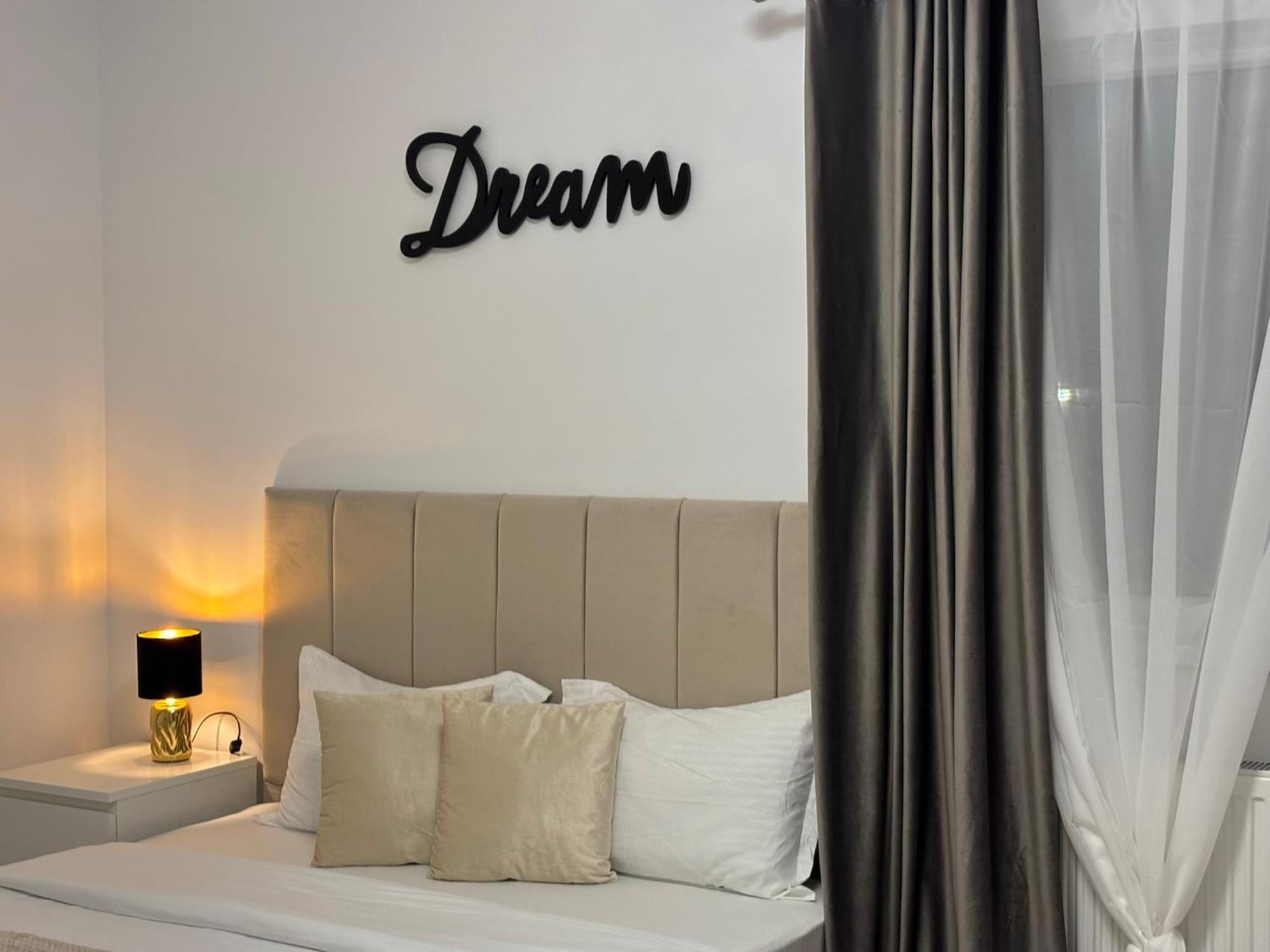 Dream - Large Apartament With Freeparking In A Quietarea Just 10 Minutes Away From City Center Bistriţa المظهر الخارجي الصورة